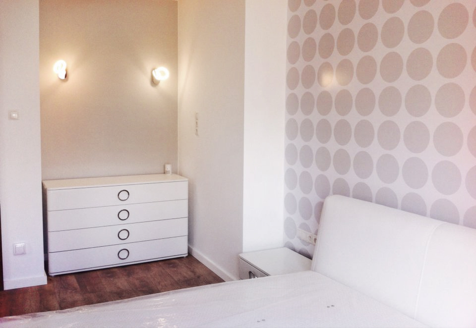 White and grey 18 cm dots wallpaper - Dekoori image 3