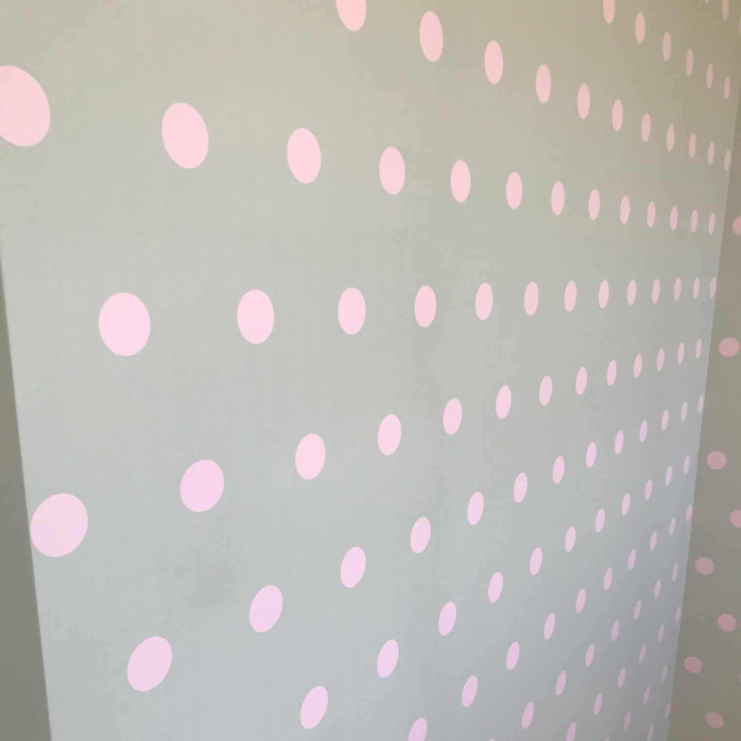 Grey and pink 5 cm dots wallpaper - Dekoori image 3