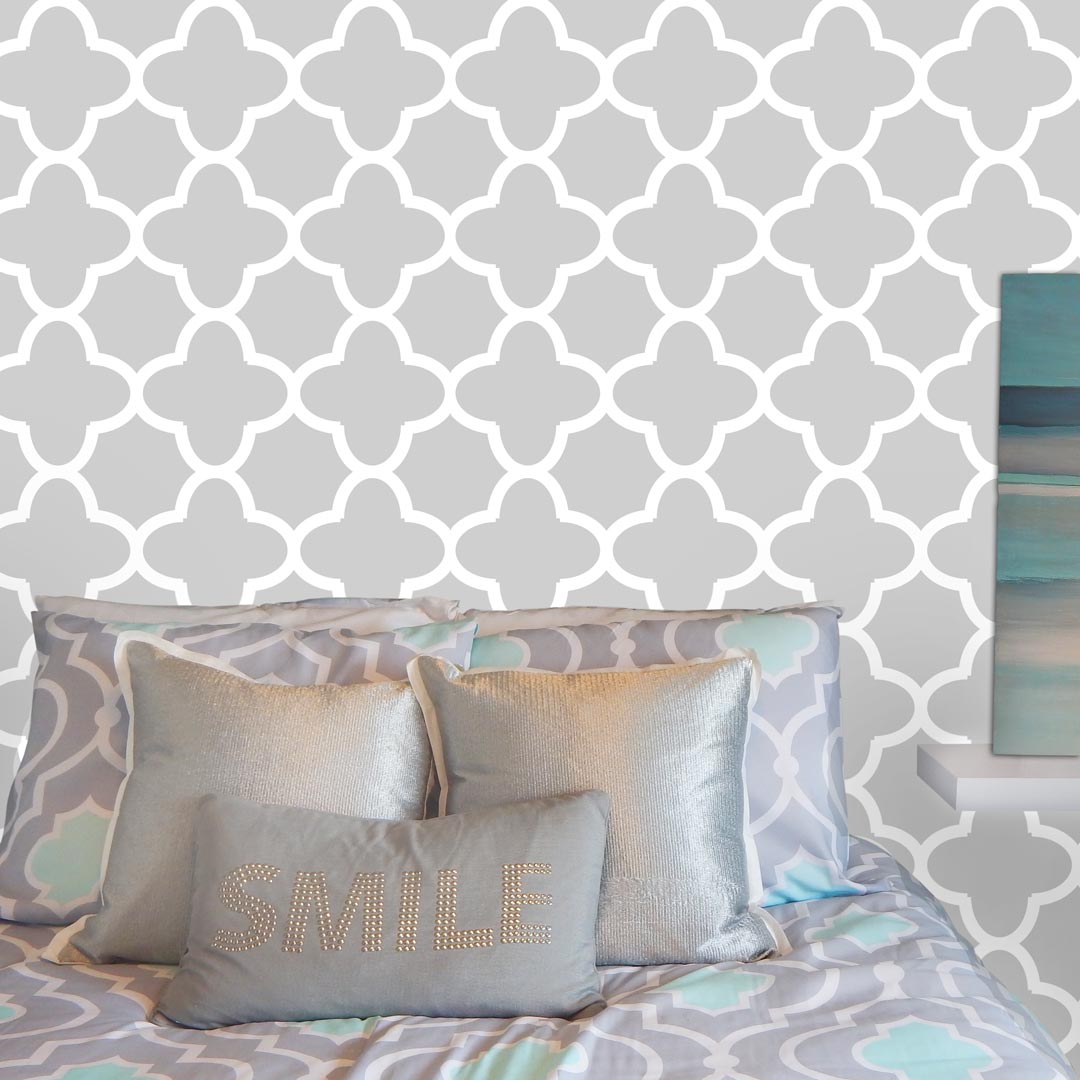 Grey and white quatrefoil oriental pattern wallpaper - Dekoori image 2