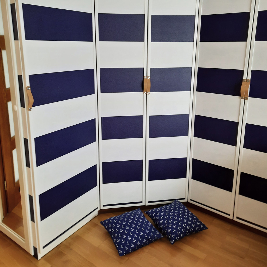 White and navy blue nautical marine horizontal striped wallpaper - Dekoori image 2