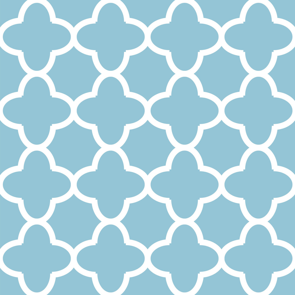 Light blue and white quatrefoil oriental pattern wallpaper - Dekoori image 1