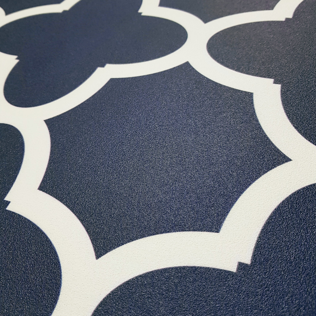 Navy blue and white patterned wallpaper in Moroccan style - Dekoori image 4