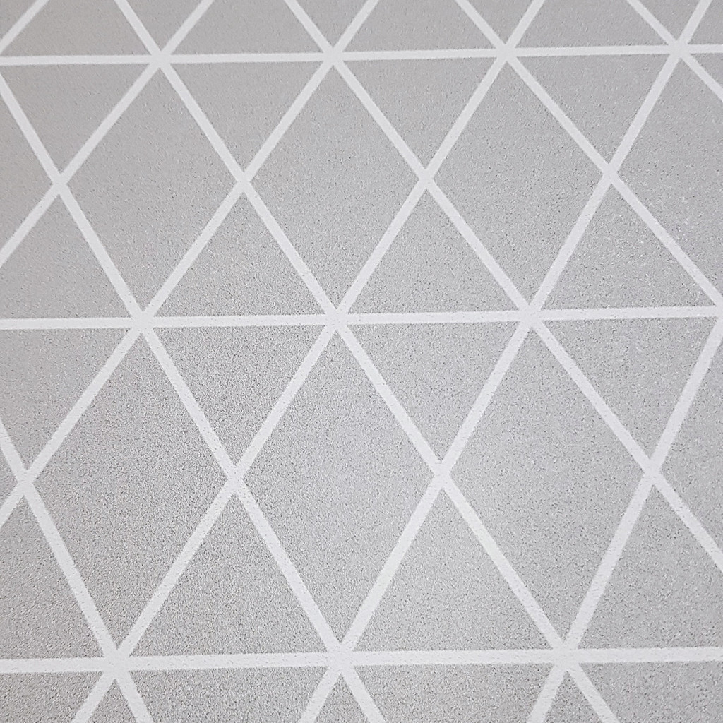 Geometrical grey and white netting/striped wallpaper with triangles and diamonds - Dekoori image 3