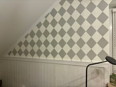 White and grey harlequin wallpaper