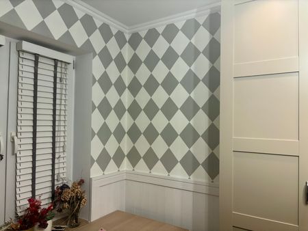 White and grey harlequin wallpaper