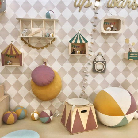 White and beige harlequin wallpaper